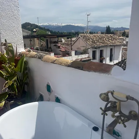 Cosy House, Sunny Terrace, Amazing Views & Outdoor Bathtub!